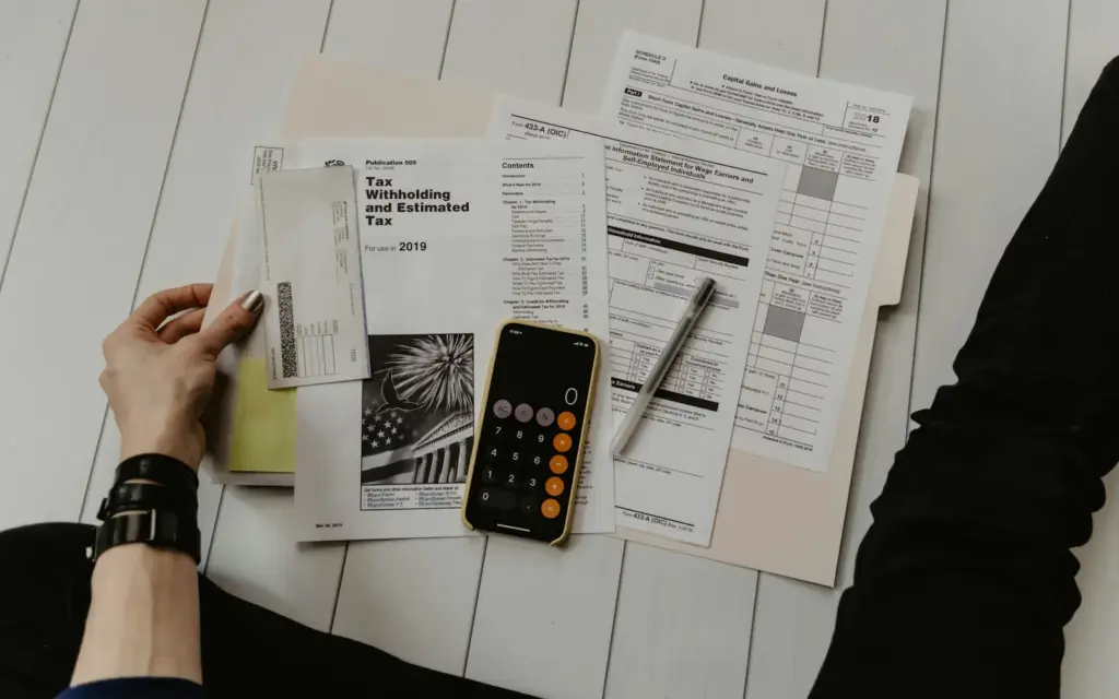 Revisión de facturas y tickets con calculadora ante una posible sanción de Hacienda