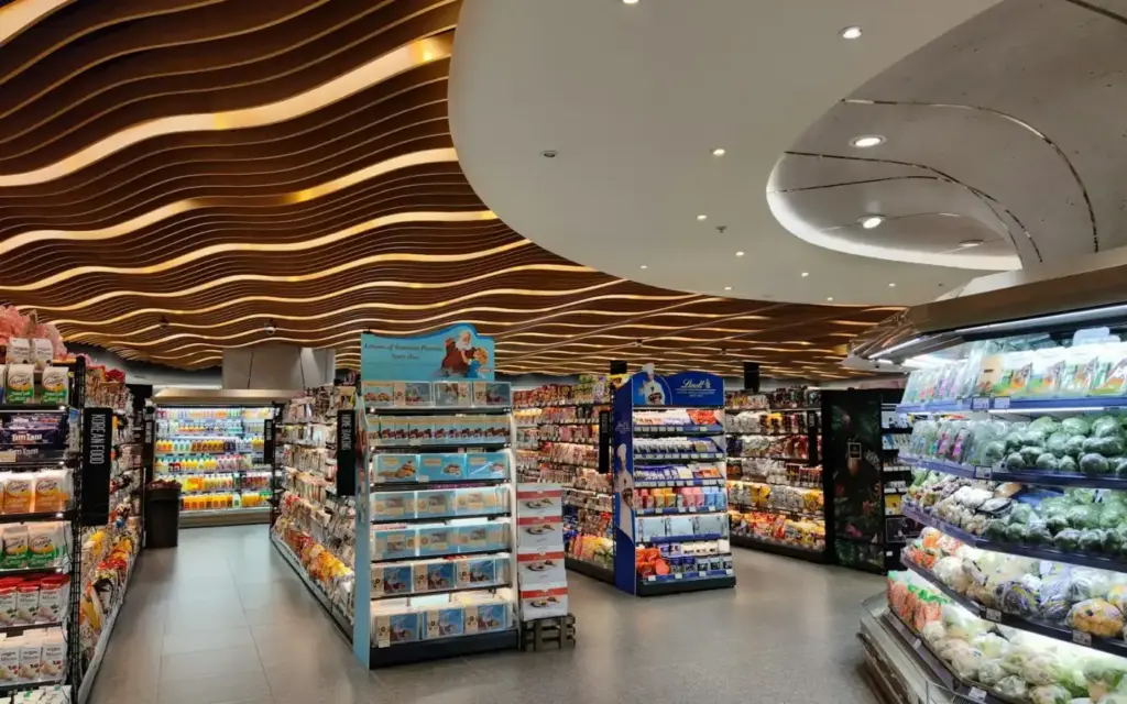 Mural de refrigerados en una tienda de alimentación con producto fresco por fecha