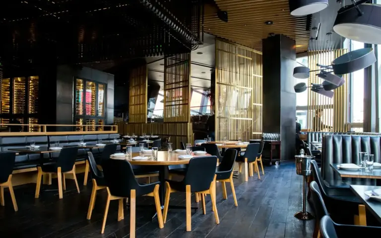 Cocina de restaurante emplatando, con el coste por ración controlado desde el escandallo