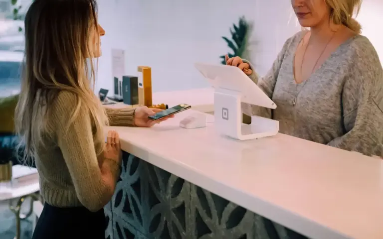 Terminal TPV emitiendo un ticket con registro de facturación conforme a VeriFactu
