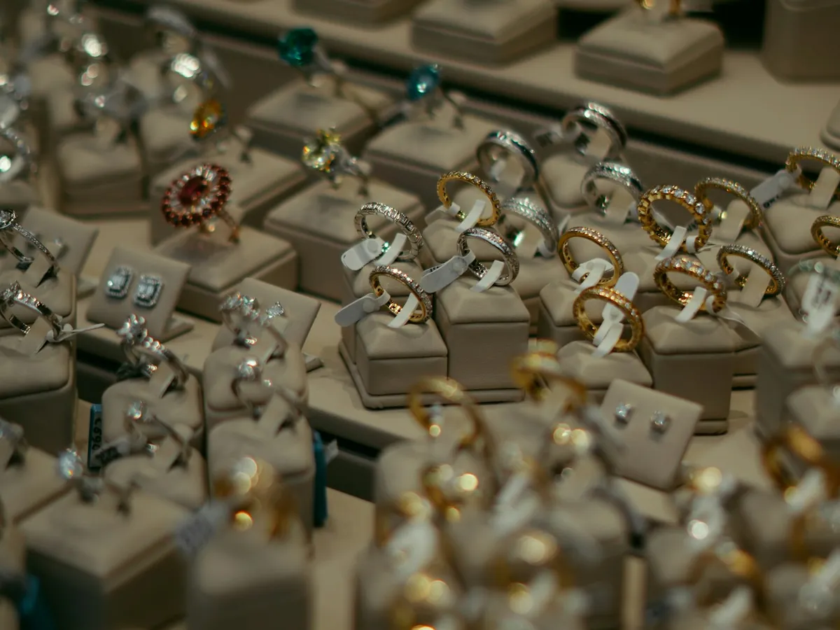 Expositor de joyería con piezas controladas una a una